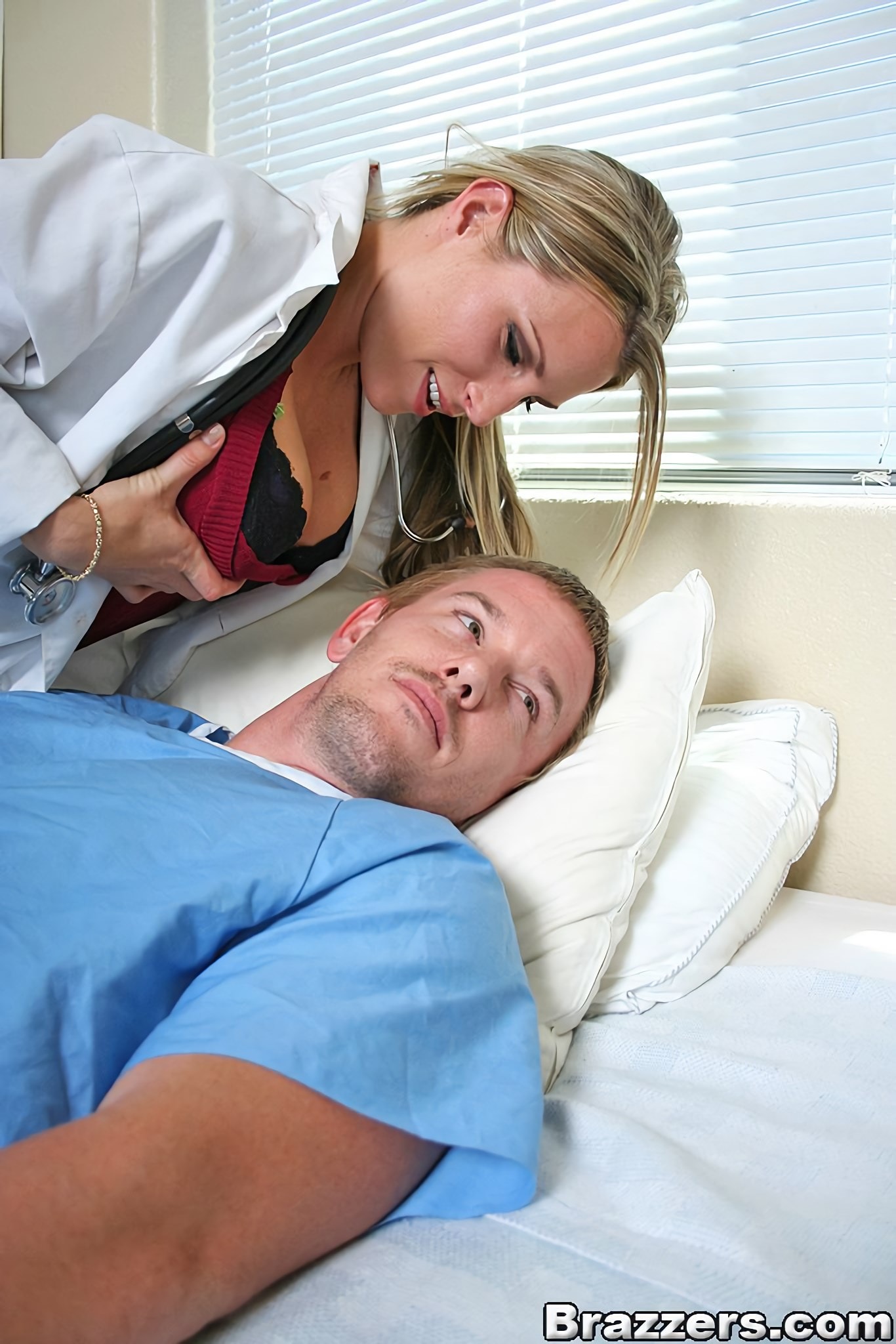 Пациент в палате жарит медсестру с волосатым лобком прямо на койке