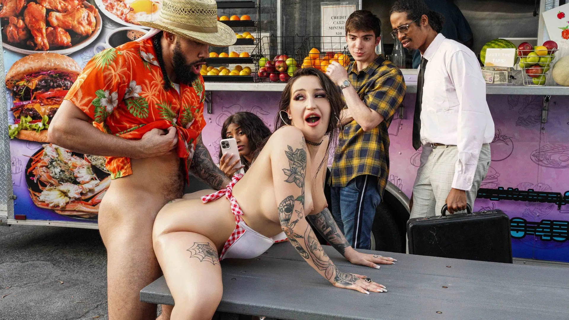 ▷ Anna Chambers en Food Truck Serves Big Oily Ass (foto 1) | Brazzers