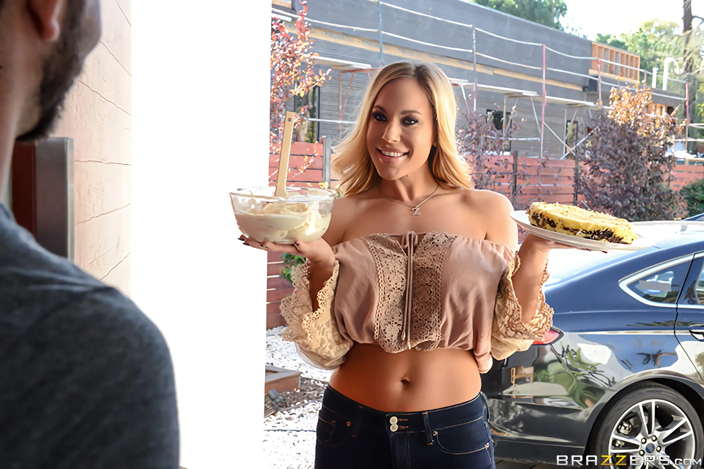 Brazzers 'Сладкое угощение для соседа' Ролях Olivia Austin (Фото 1)