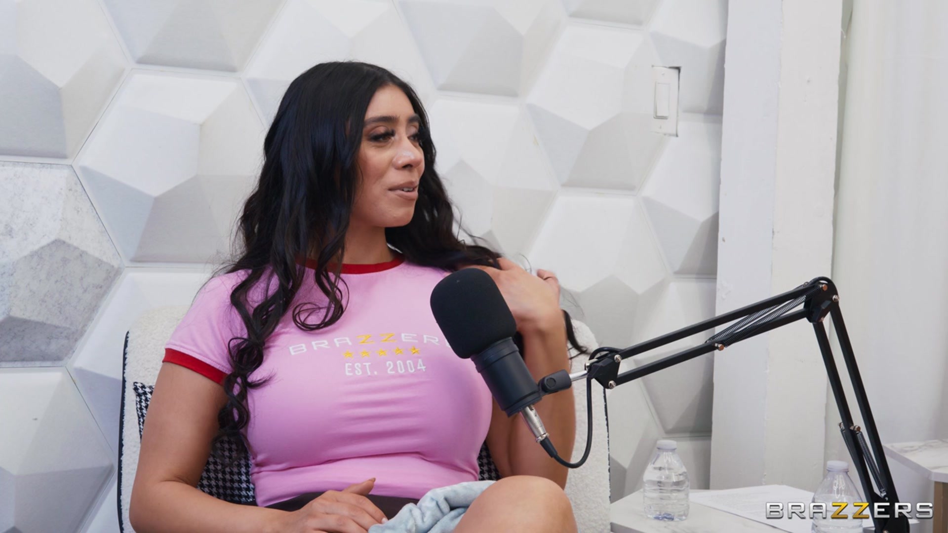 Brazzers 'Der Brazzers-Podcast: Folge 8' Darsteller Kira Noir (Foto 3)