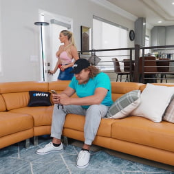 Kayley Gunner en 'Brazzers' ¡Apuesto a que tu esposa es infiel! (Miniatura 2)