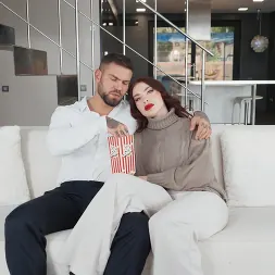 Amirah Adara В 'Brazzers' Измена с жирной жопой соседкой по комнате (Миниатюру 2)