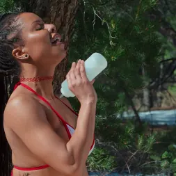 Kira Noir en 'Brazzers' Amigos de mierda de camping (Miniatura 2)