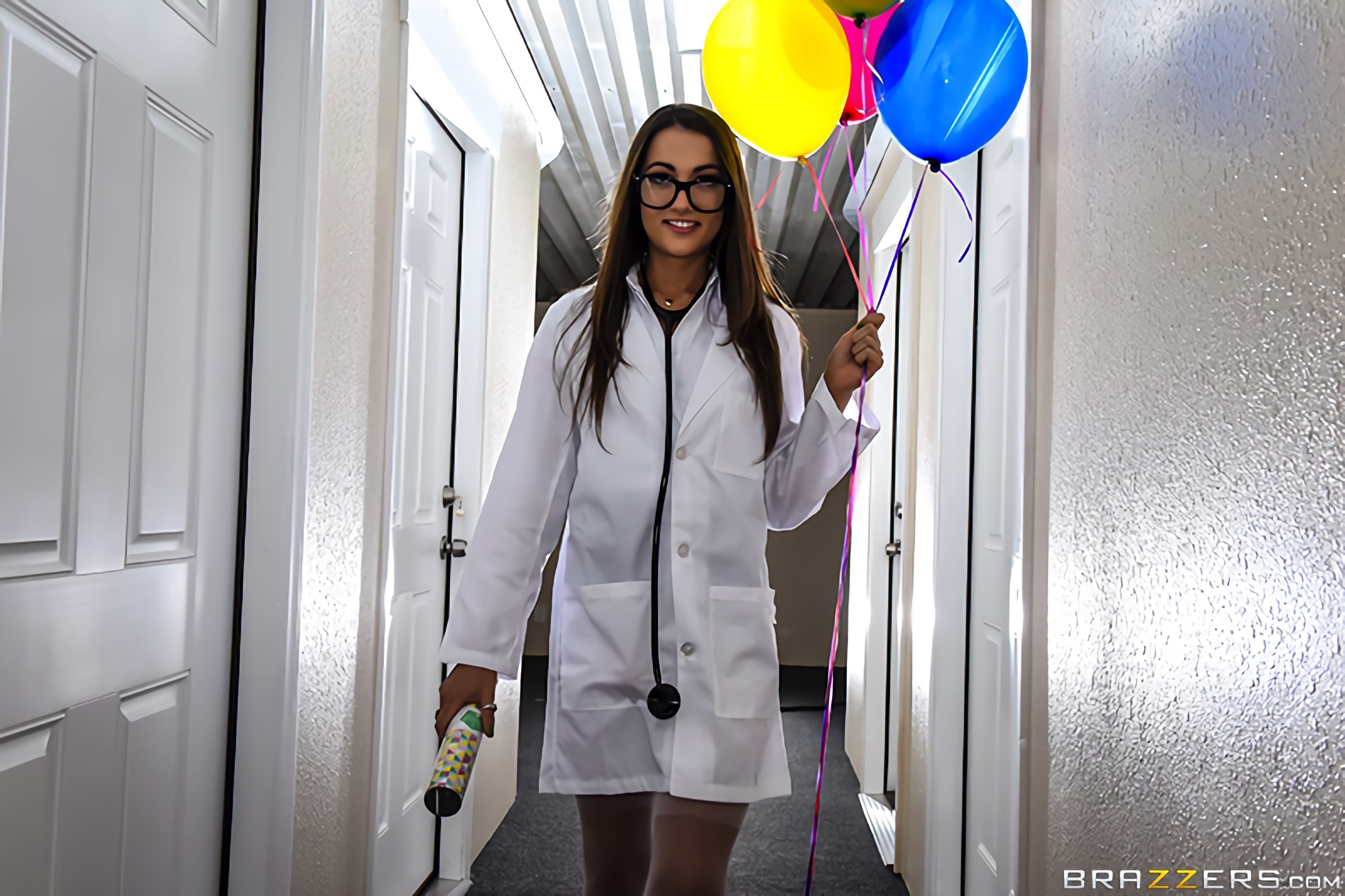 Brazzers 'Enfermera Nutjob' protagonizando Lily Adams (foto 1)
