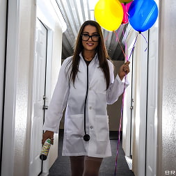 Lily Adams In 'Brazzers' Nutjob Krankenschwester (Ein 1)
