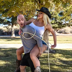 Nicolette Shea में 'Brazzers' मुर्गा भूखी काउगर्ल (थंबनेल 2)