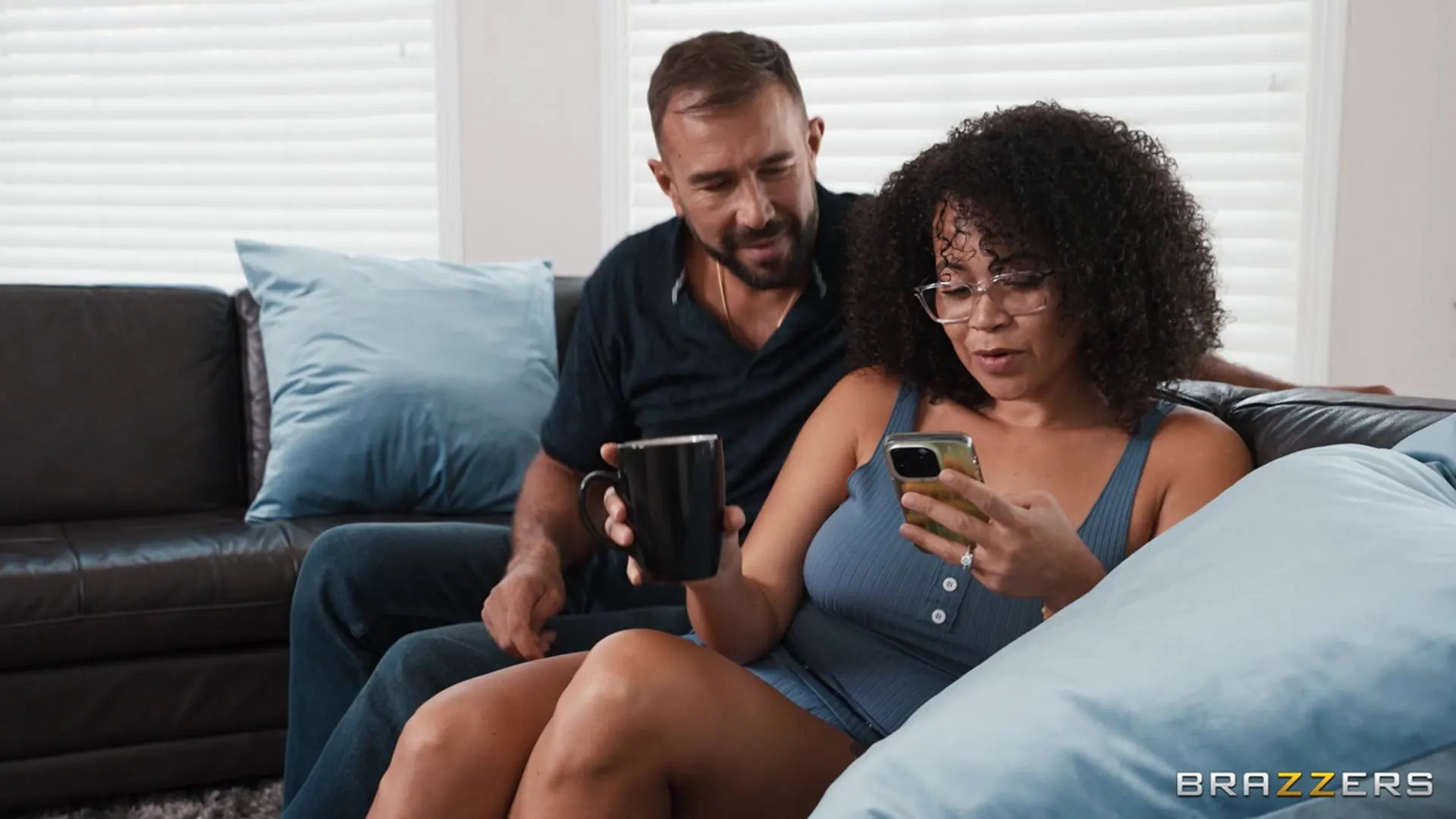 Brazzers 'Pero tu esposa es mi amiga' protagonizando Baby Gemini (foto 1)