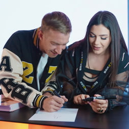 Valentina Nappi В 'Brazzers' Валентина захватывает Берлин (Миниатюру 4)
