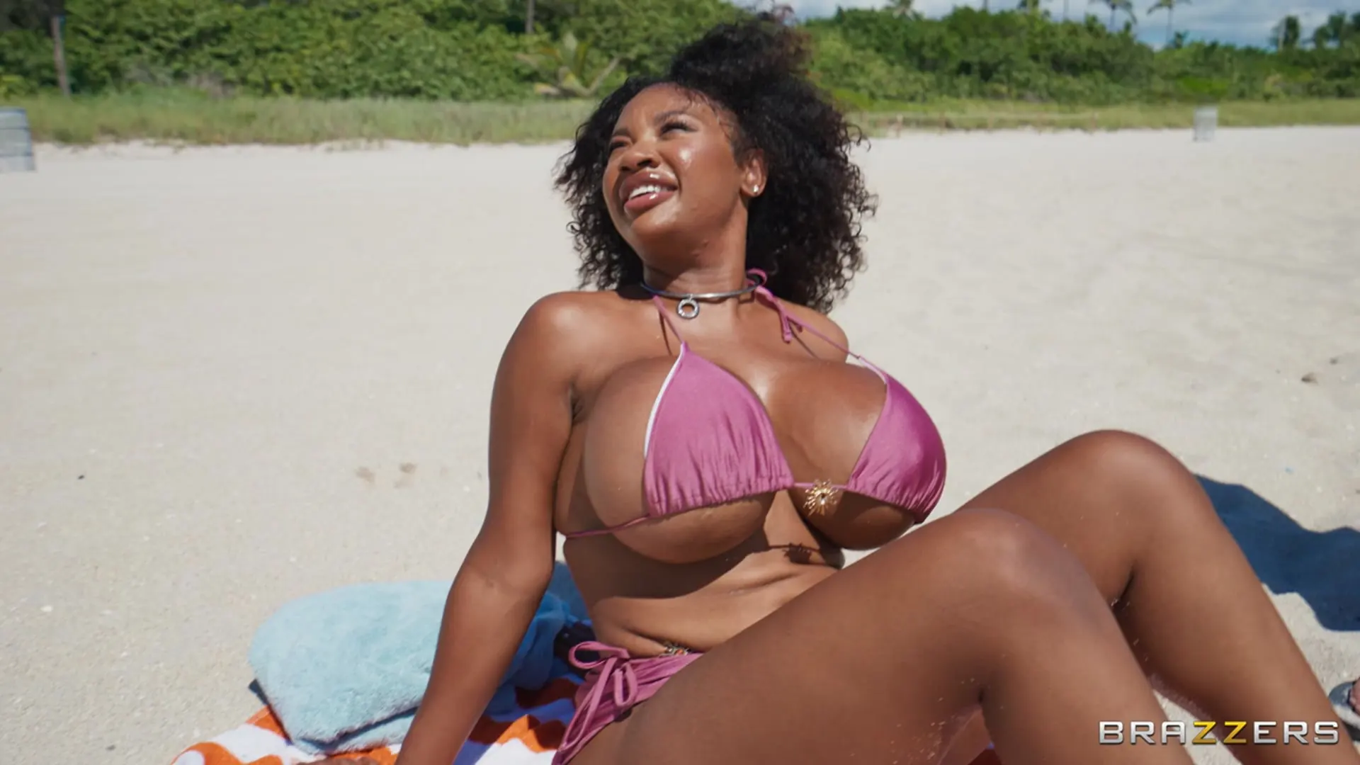 Brazzers 'Пляжные бродяги' Ролях Tiamaria (Фото 1)