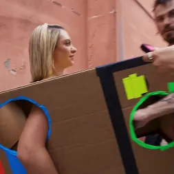 Gypsy Rose en 'Brazzers' Zorra de calor callejero en una caja (Miniatura 20)