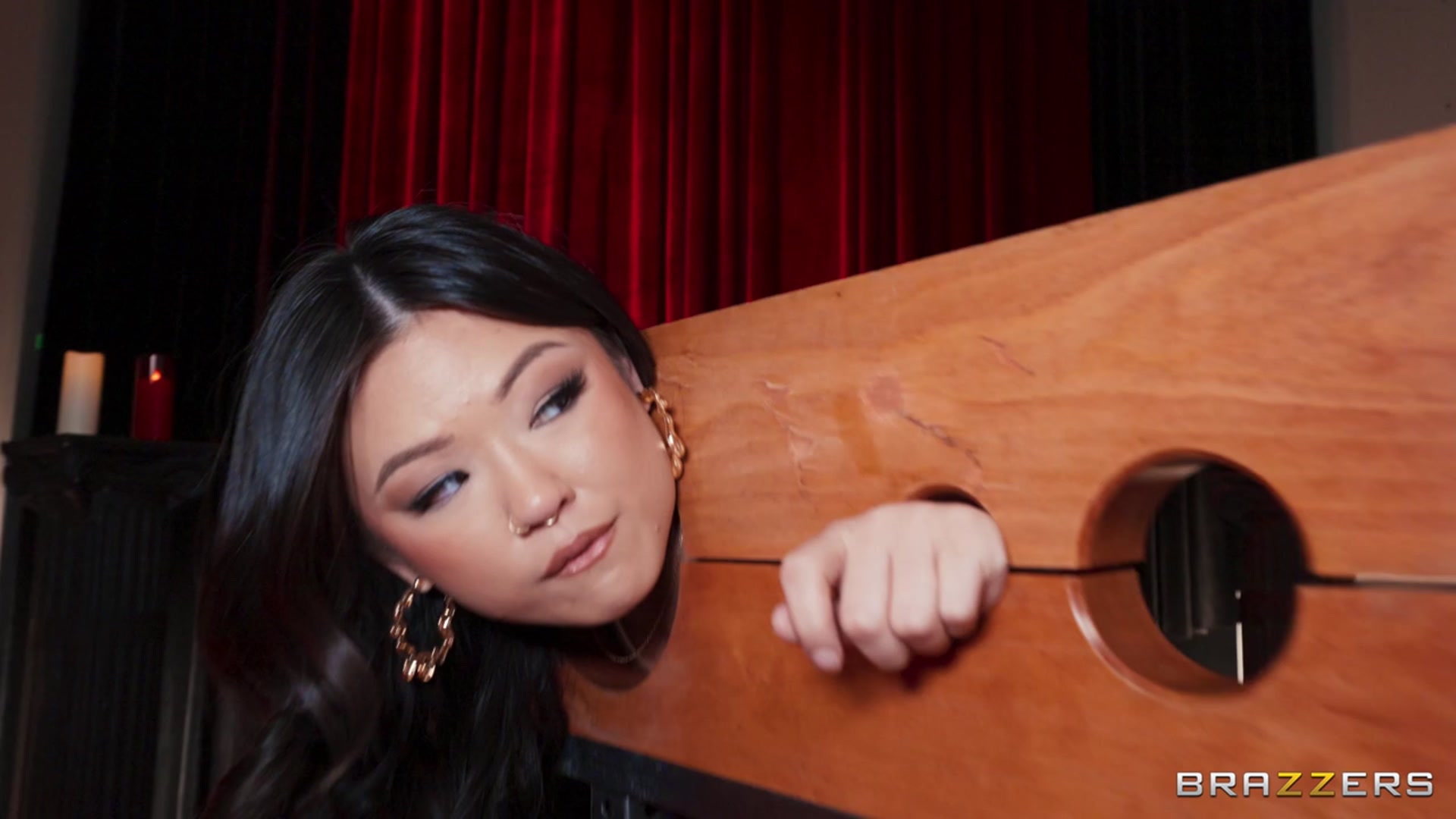 Brazzers 'Verriegelt, gespannt und geladen' Darsteller Lulu Chu (Foto 4)