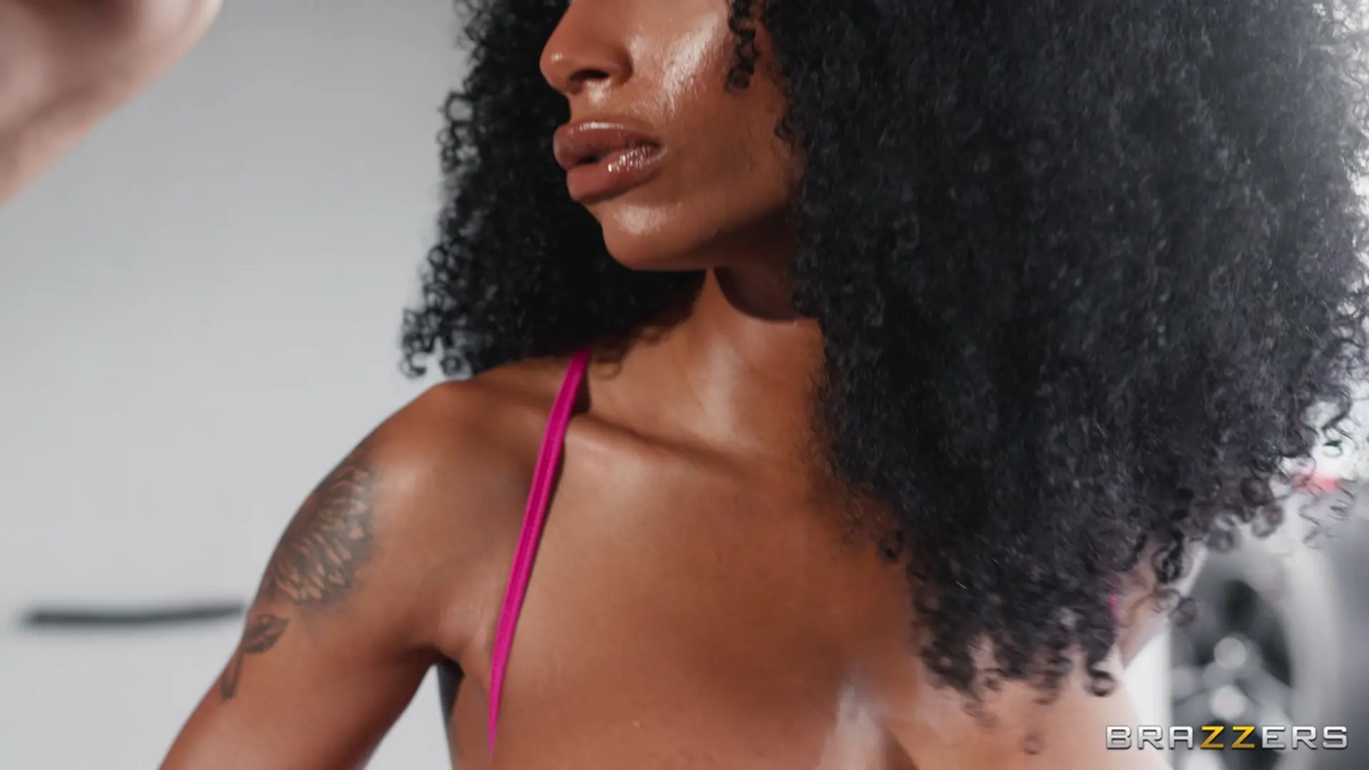 Brazzers '射精，滑進這個熟女體內' 主演 Sarai Minx (照片 12)