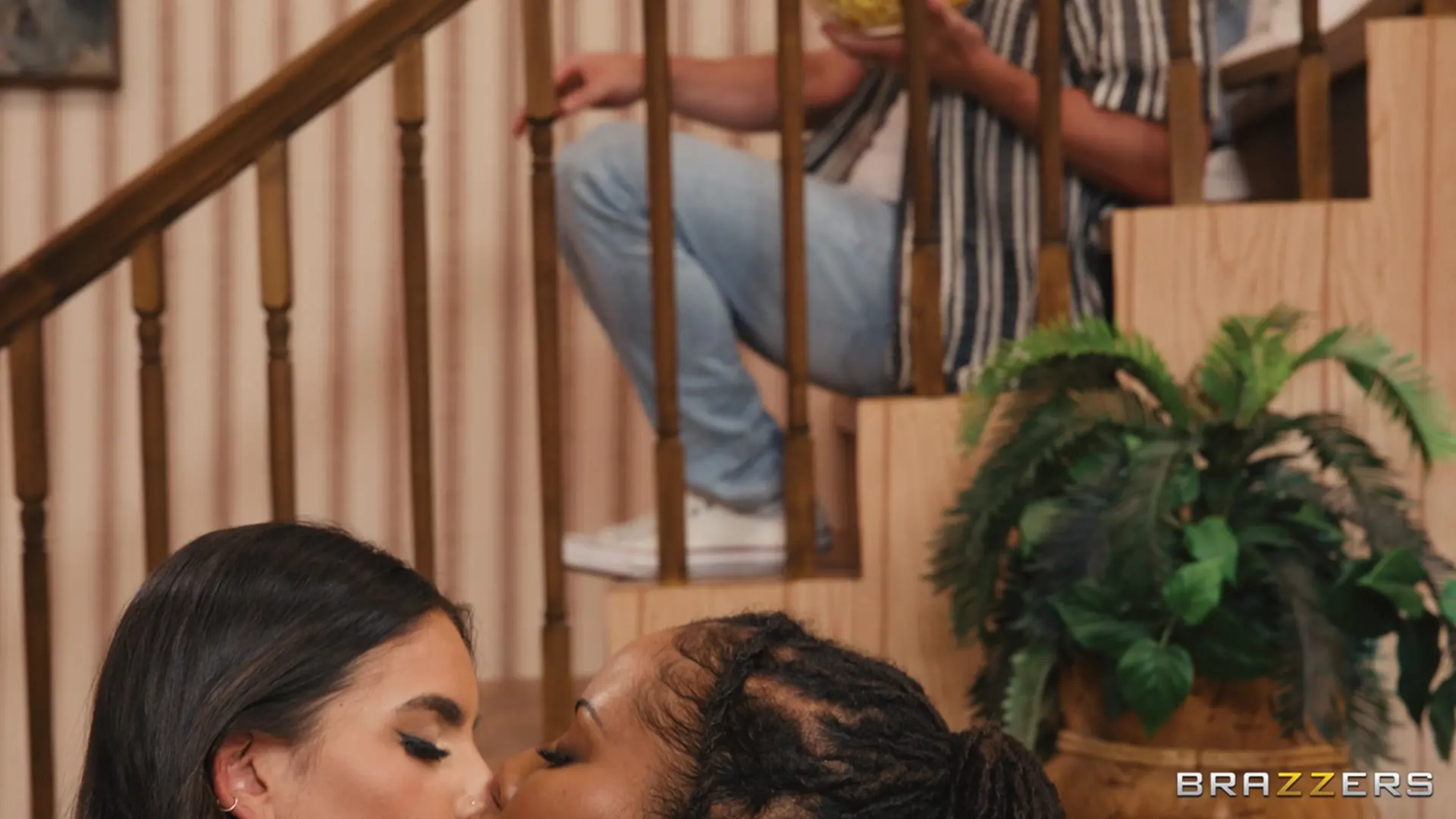 Brazzers 'ग्लोरी हाउस - एपिसोड 2' अभिनीत Kira Noir (फोटो 8)