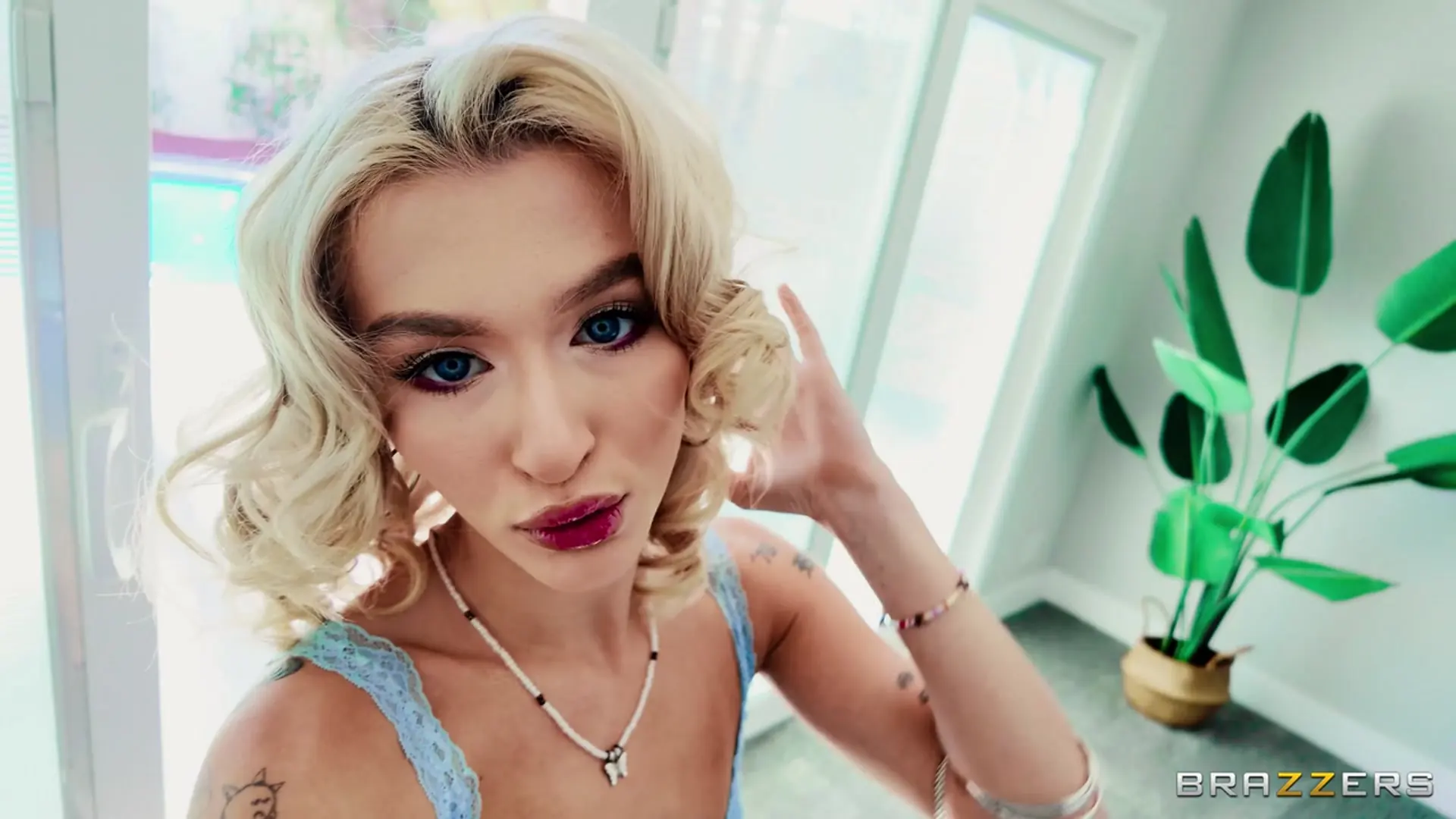 Emma Rosie 在 '艾瑪想見大師' from 'Brazzers' (照片 1) Brazzers '艾瑪想見大師' 主演 Emma Rosie (照片 1)