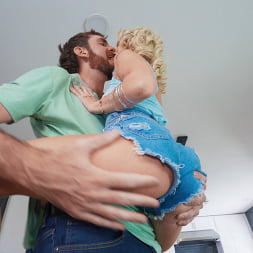 Emma Rosie en Emma quiere conocer al maestro (foto 12) Emma Rosie en 'Brazzers' Emma quiere conocer al maestro (Miniatura 12)
