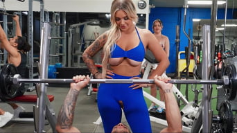 Kali Roses In 'Fitnessstudio-Schlampen machen eine öffentliche Show'