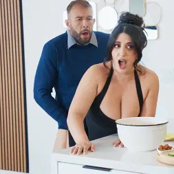 Sarah Arabic В 'Brazzers' Затягивание рубашки для победы (Миниатюру 8)