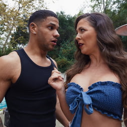 Cherie Deville В 'Brazzers' Незаконное проникновение во двор (Миниатюру 8)
