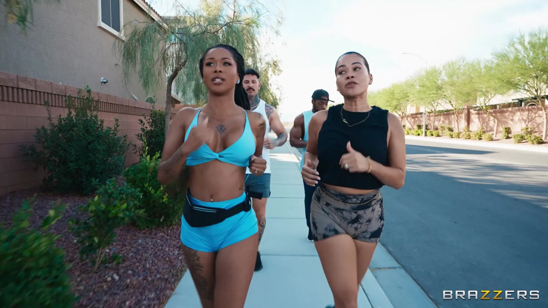 Brazzers 'Бегство от жён' Ролях Alexis Fawx (Фото 4)