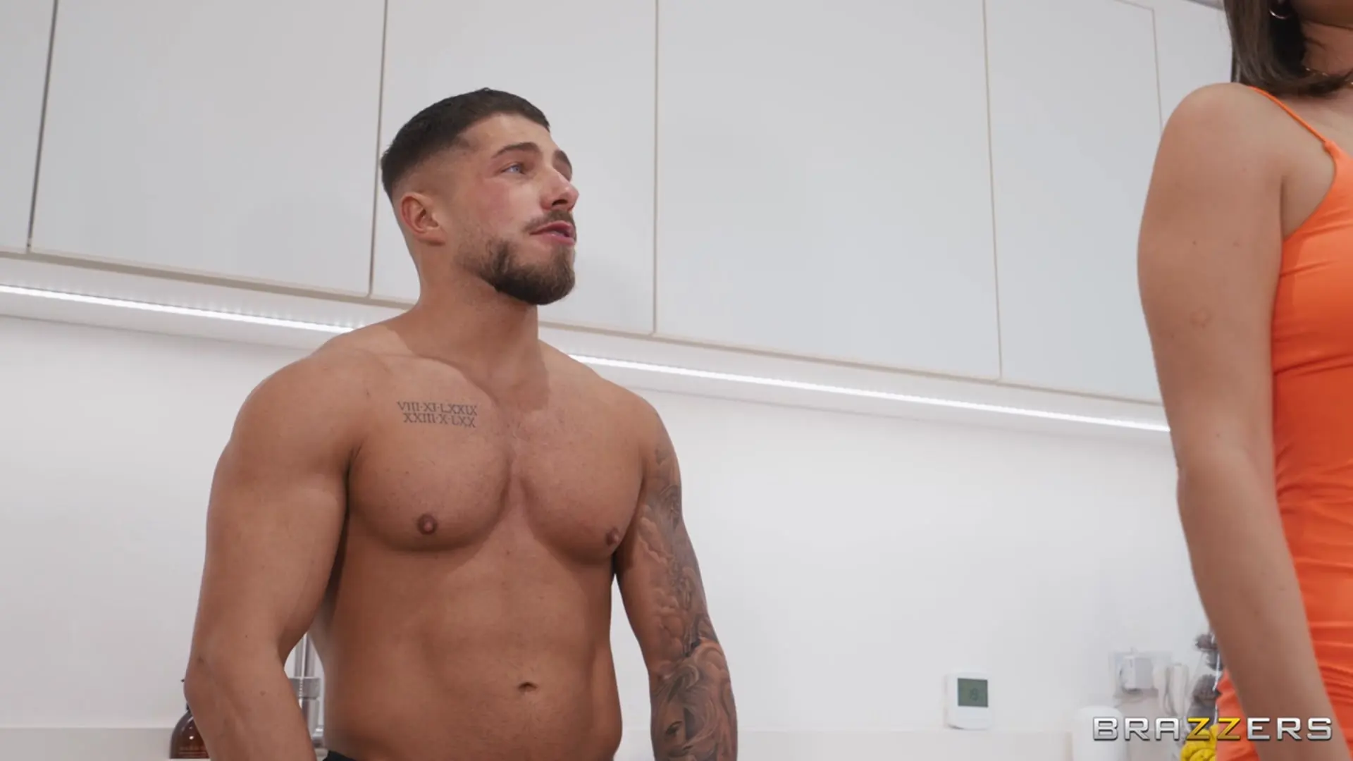 Brazzers 'Die Vermieterin braucht einen Schwanz' Darsteller Calita Fire (Foto 8)