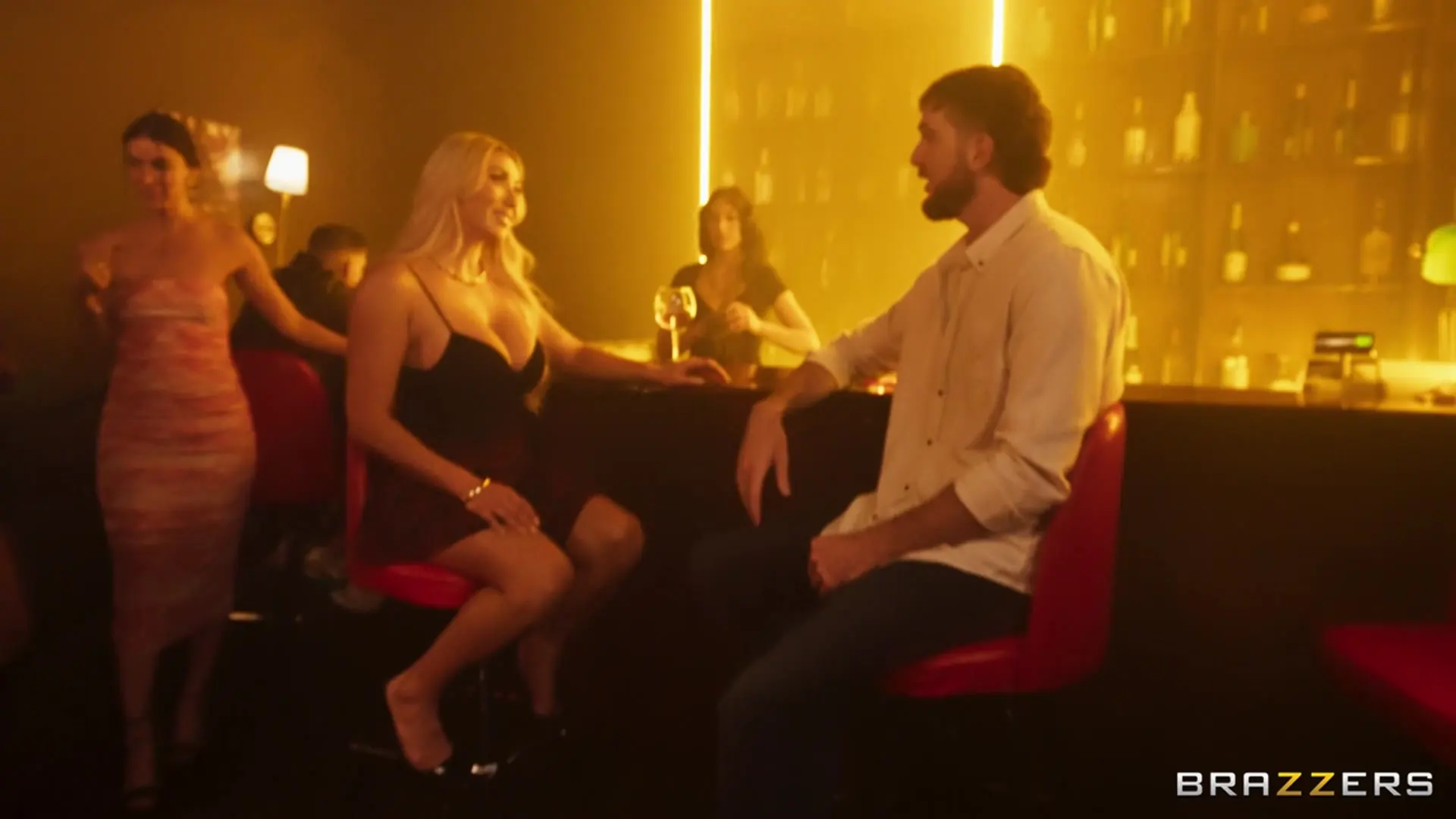 Brazzers 'Wingwoman sichert sich einen Dreier' Darsteller Destiny Mira (Foto 1)