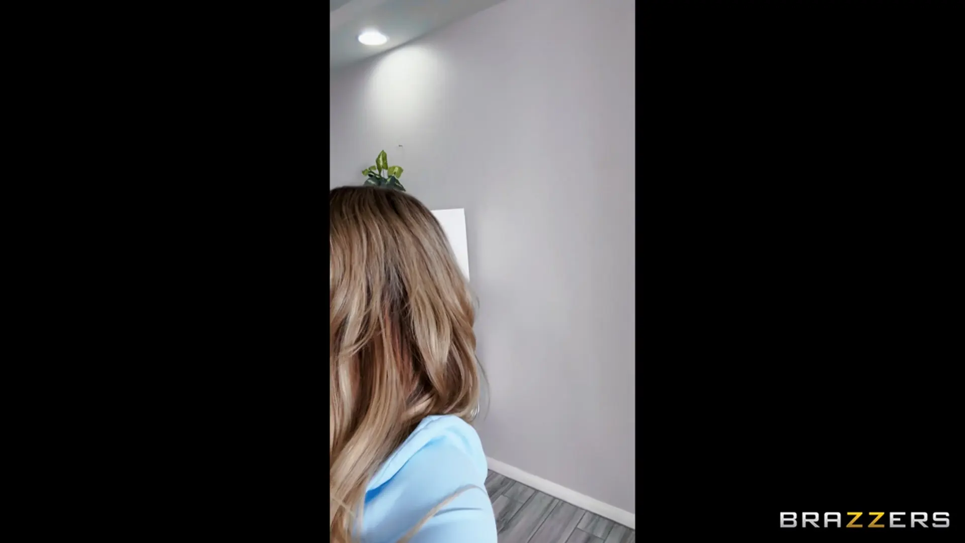 Brazzers 'Возбужденная встреча на открытом доме' Ролях Kayley Gunner (Фото 1)