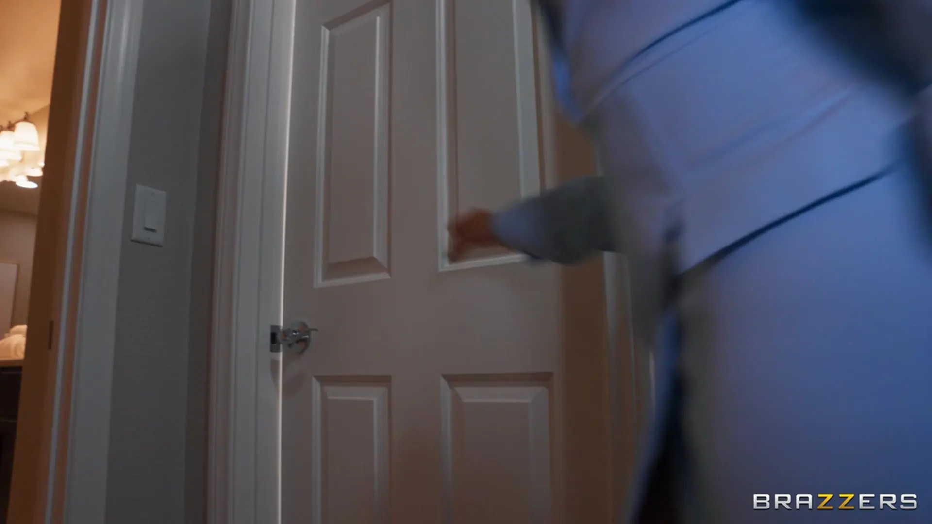 Brazzers 'Возбужденная встреча на открытом доме' Ролях Kayley Gunner (Фото 8)