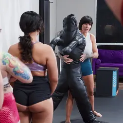 Princess Emily В 'Brazzers' Пинок и сидение лицом для двойного члена (Миниатюру 1)