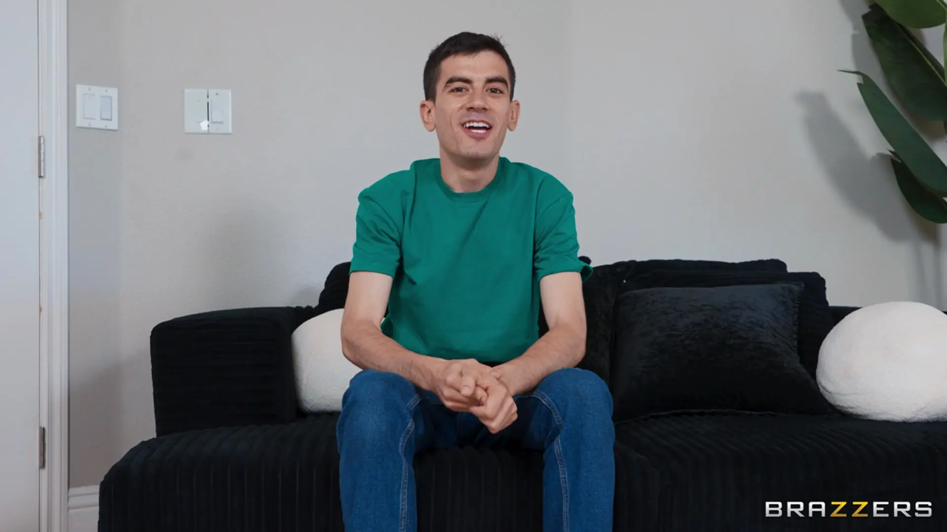 Brazzers 'Day With A Pornstar: When Ryan Met Jordi' starring Ryan Reid (Photo 4)