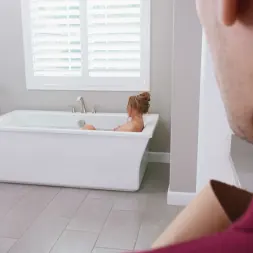 Alanna Pow В 'Brazzers' Доставка члена из ванны, какое время жить! (Миниатюру 4)