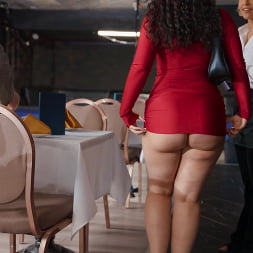 Archer Ali en 'Brazzers' ¡Adivina quién está haciendo el en la cena! (Miniatura 1)