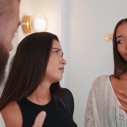 Lia Lin en 'Brazzers' ¡Tirad el póker al final del pasillo! (Miniatura 4)