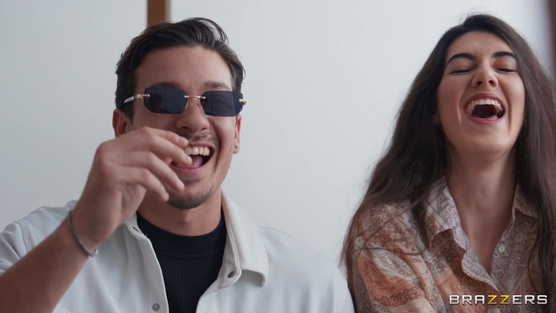 Brazzers '¡Tirad el póker al final del pasillo!' protagonizando Lia Lin (foto 8)