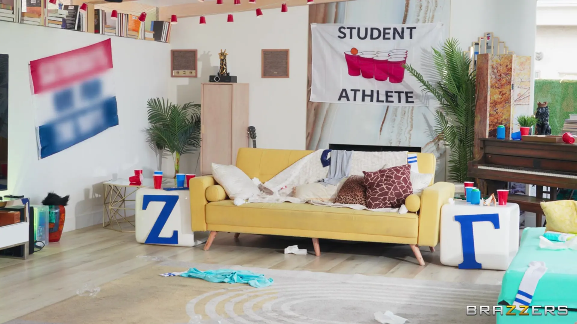 Brazzers 'Милф-пума трахает братьев из братства' Ролях Anissa Kate (Фото 4)