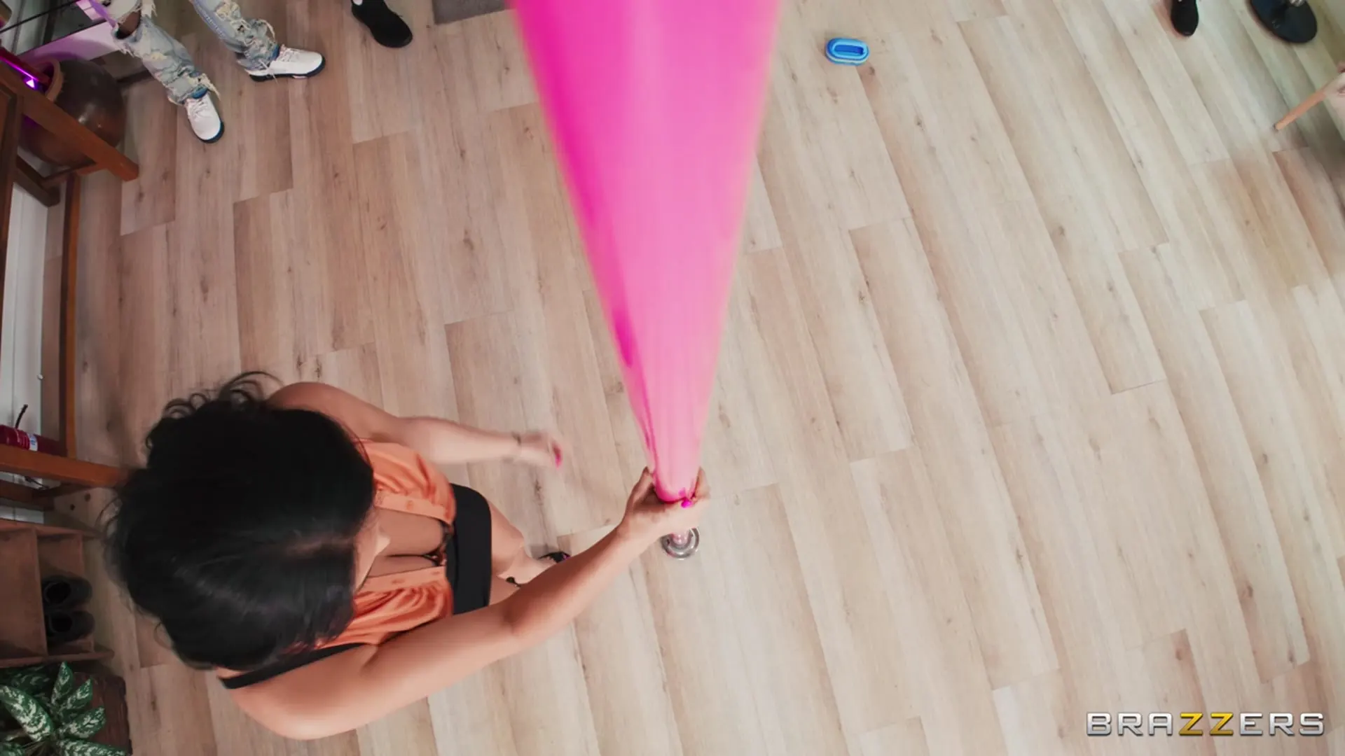 Brazzers 'Милф-пума трахает братьев из братства' Ролях Anissa Kate (Фото 12)