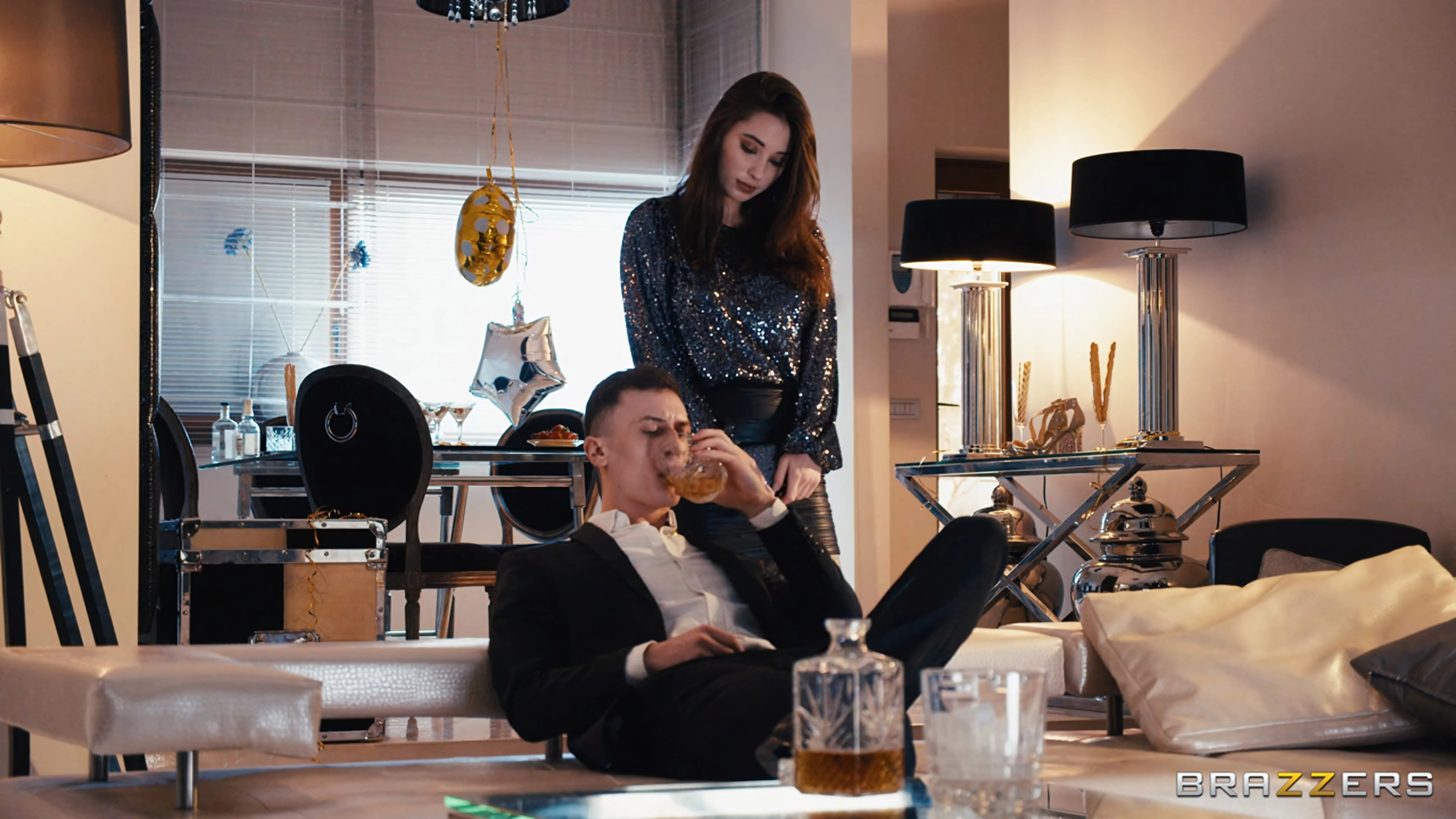 Liya Silver В 'Идеальный подарок' from 'Brazzers' (Фото 4) Brazzers 'Идеальный подарок' Ролях Liya Silver (Фото 4)