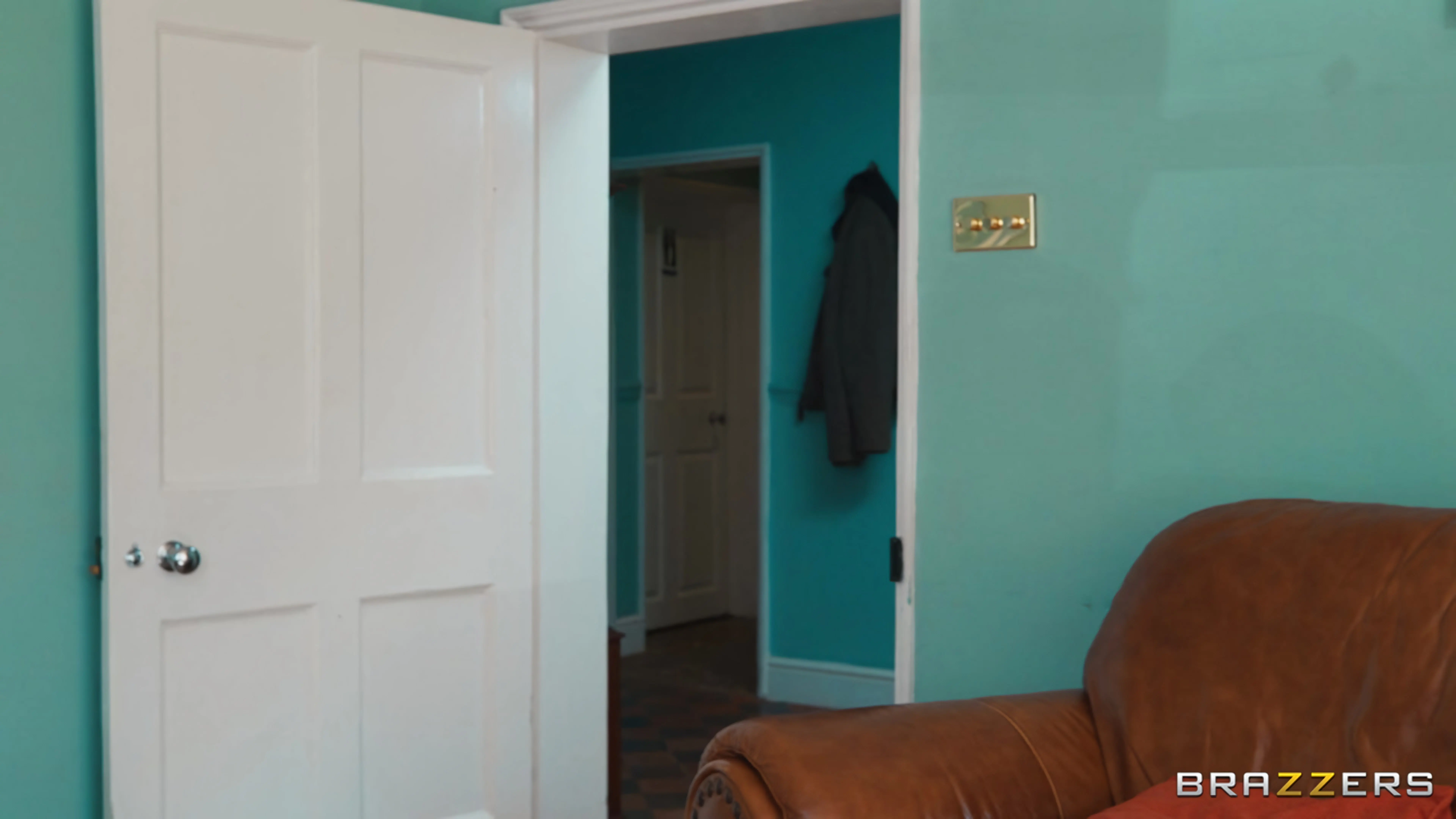 Brazzers 'Dejad de pelear, empezad a follar' protagonizando Layla Scarlett (foto 1)