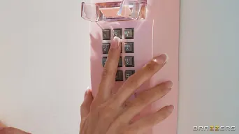 Elly Clutch In 'Als ob du mit Elly umgehen könntest'