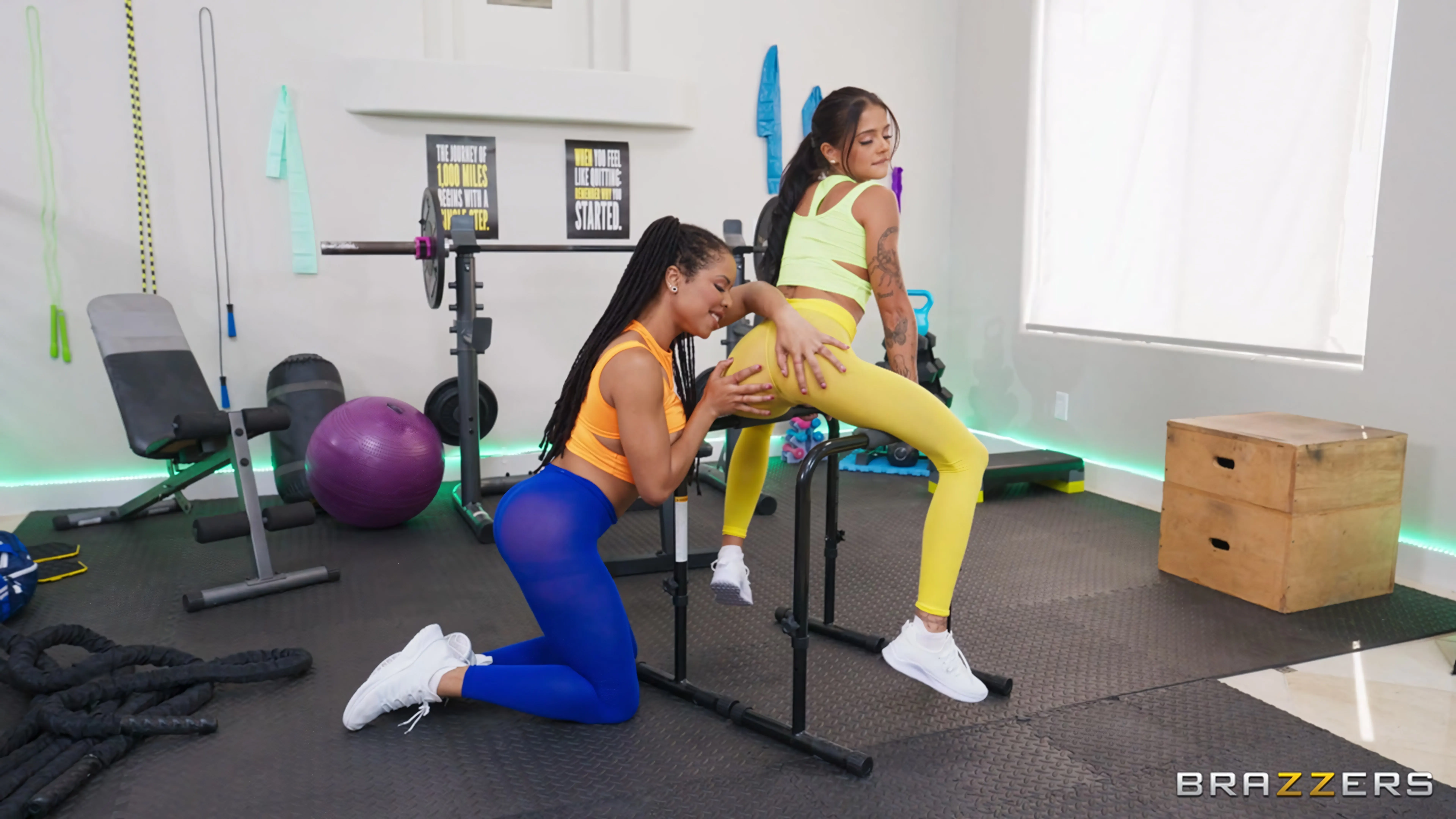 Brazzers 'Las lesbianas suben de nivel su entrenamiento' protagonizando Kira Noir (foto 20)