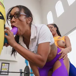 Kira Noir en 'Brazzers' Las lesbianas suben de nivel su entrenamiento (Miniatura 59)