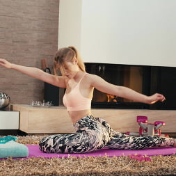 Freya Mayer in Yoga Queen (Photo 1) Freya Mayer in 'Brazzers' Yoga Queen (Thumbnail 1)