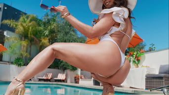 Cherie Deville en 'Cherie's Pool Party Parfait'