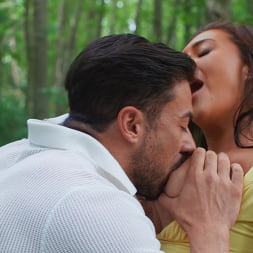 Kylie Jones В 'Brazzers' Почини мою машину и почини мою киску (Миниатюру 8)