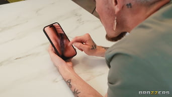 Jewelz Blu に 'This Ass, Your Phone, You Choose'