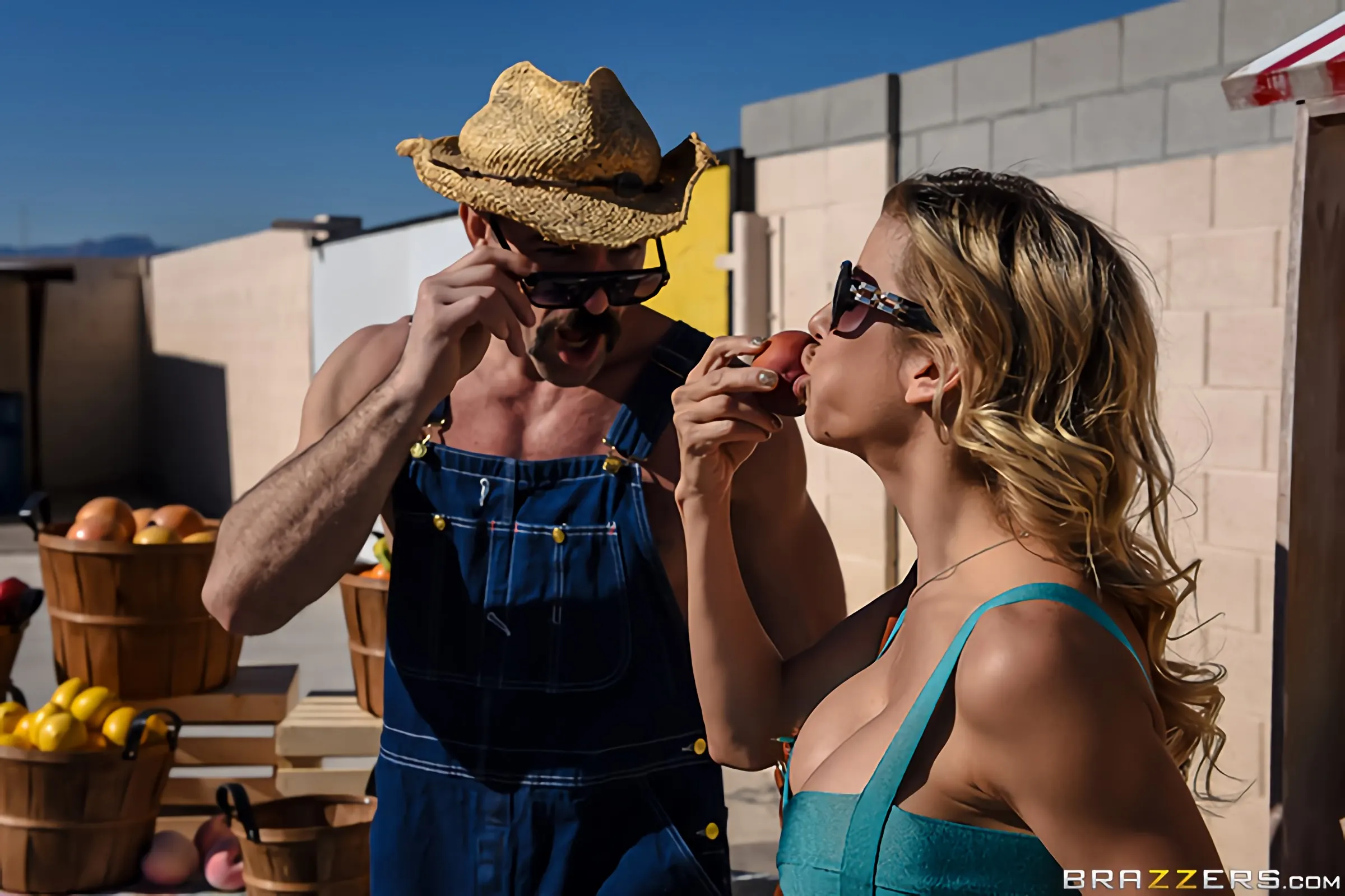 Brazzers 'Пухлый как персик' Ролях Alexis Fawx (Фото 1)