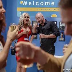 Alena Croft 在 他媽的醜小鴨 (照片 1) Alena Croft 在 'Brazzers' 他媽的醜小鴨 (縮略圖 1)