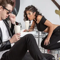 Kendra Spade В 'Brazzers' Встряхнуть магазин махать (Миниатюру 1)