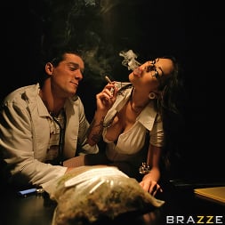 Adrenalynn en 'Brazzers' ¡Locura de marihuana! (Miniatura 5)