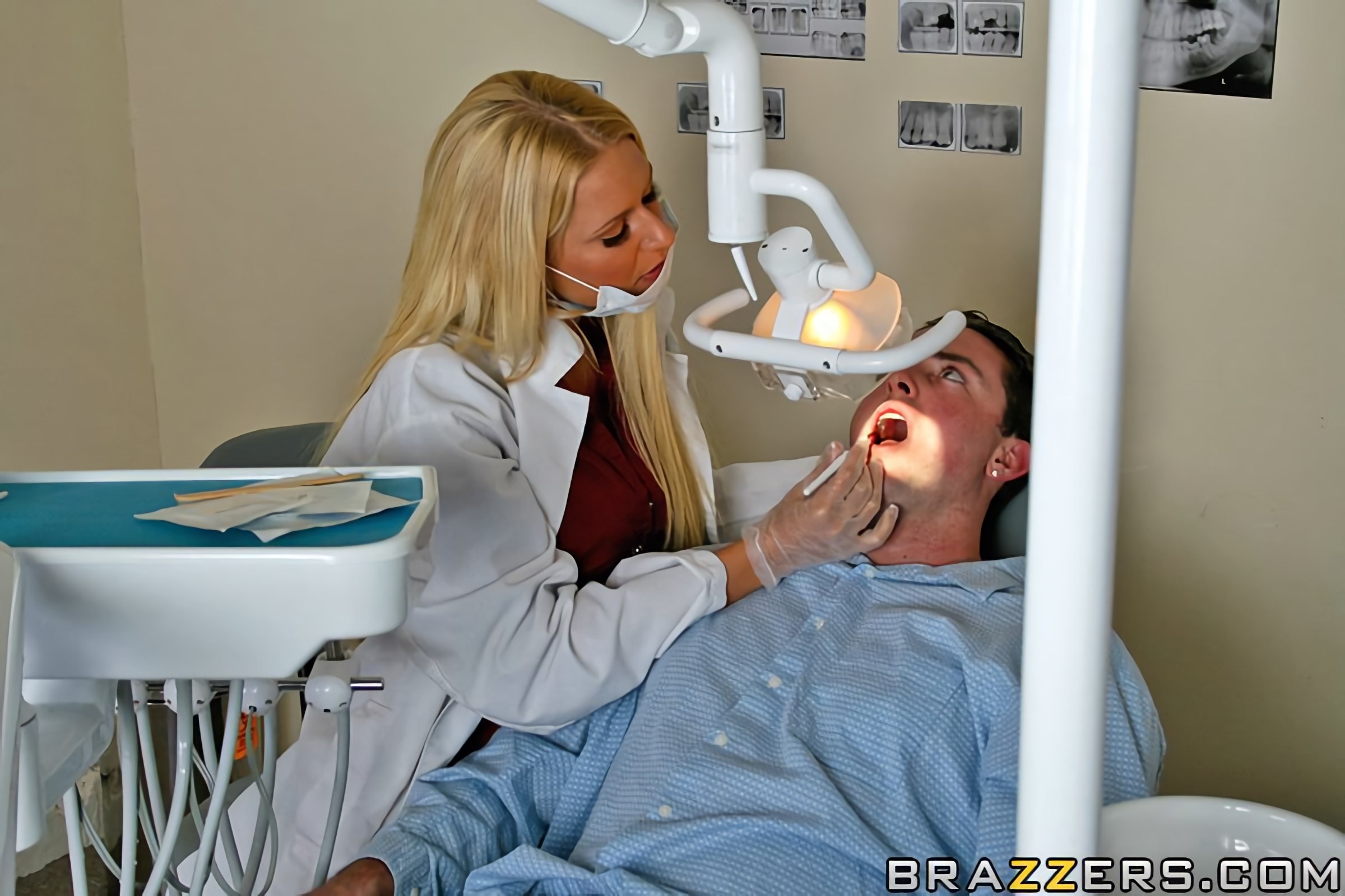 Brazzers 'Не бойтесь стоматолога' Ролях Riley Evans (Фото 6)