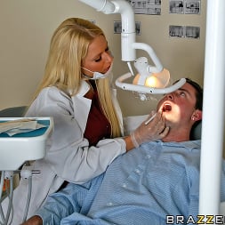 Riley Evans में 'Brazzers' दंत चिकित्सक से डरो मत (थंबनेल 6)